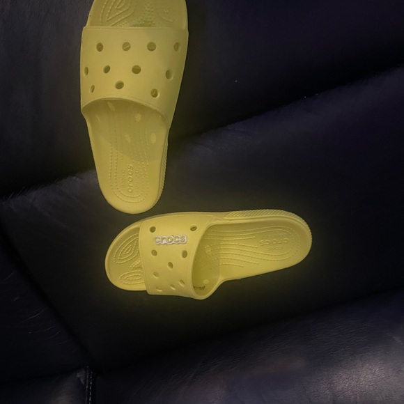 Unisex Crocs slides yellow size 7 Men and 9 women in excellent condition - Picture 2 of 3